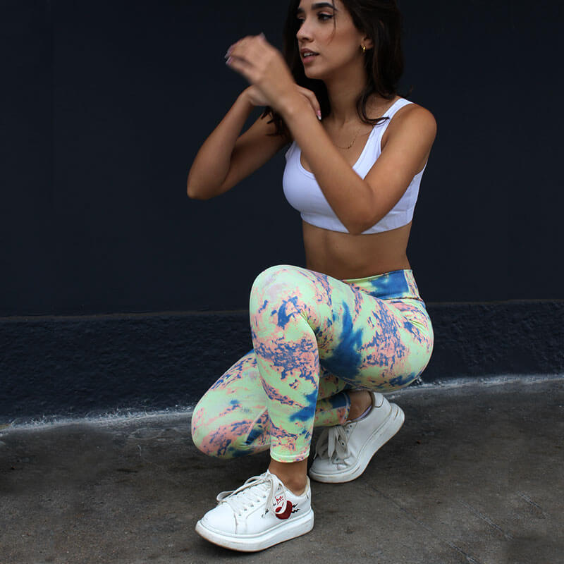 conjunto legging para mujer con top blanco diseño abstracto marca greenfit