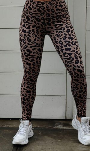 conjunto legging para mujer con top blanco diseño leopardo marca greenfit