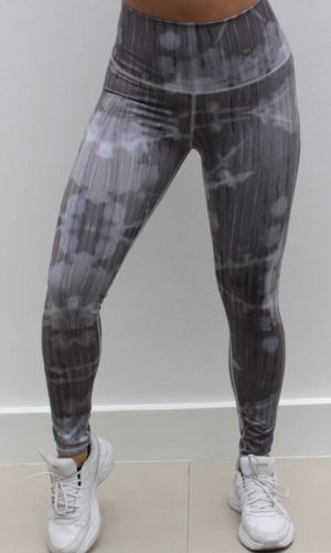 conjunto legging para mujer con top negro diseño tie-dye gris marca greenfit
