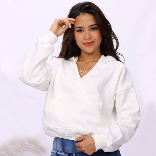 polera para mujer con capucha y cuello V color blanca diseño asiri marca greenfit