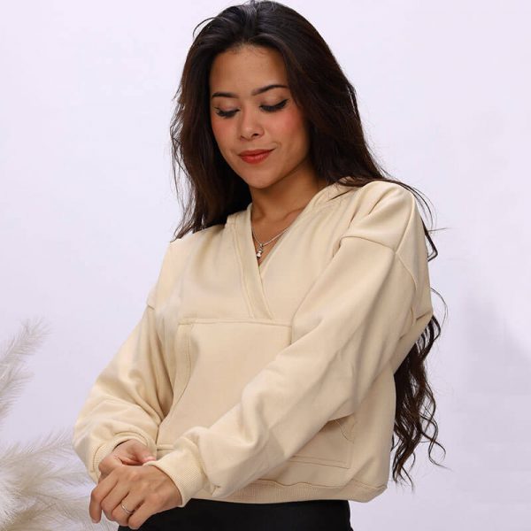 polera para mujer con capucha y cuello V color camel diseño asiri marca greenfit