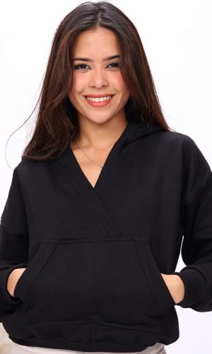 polera para mujer con capucha y cuello V color negra diseño asiri marca greenfit